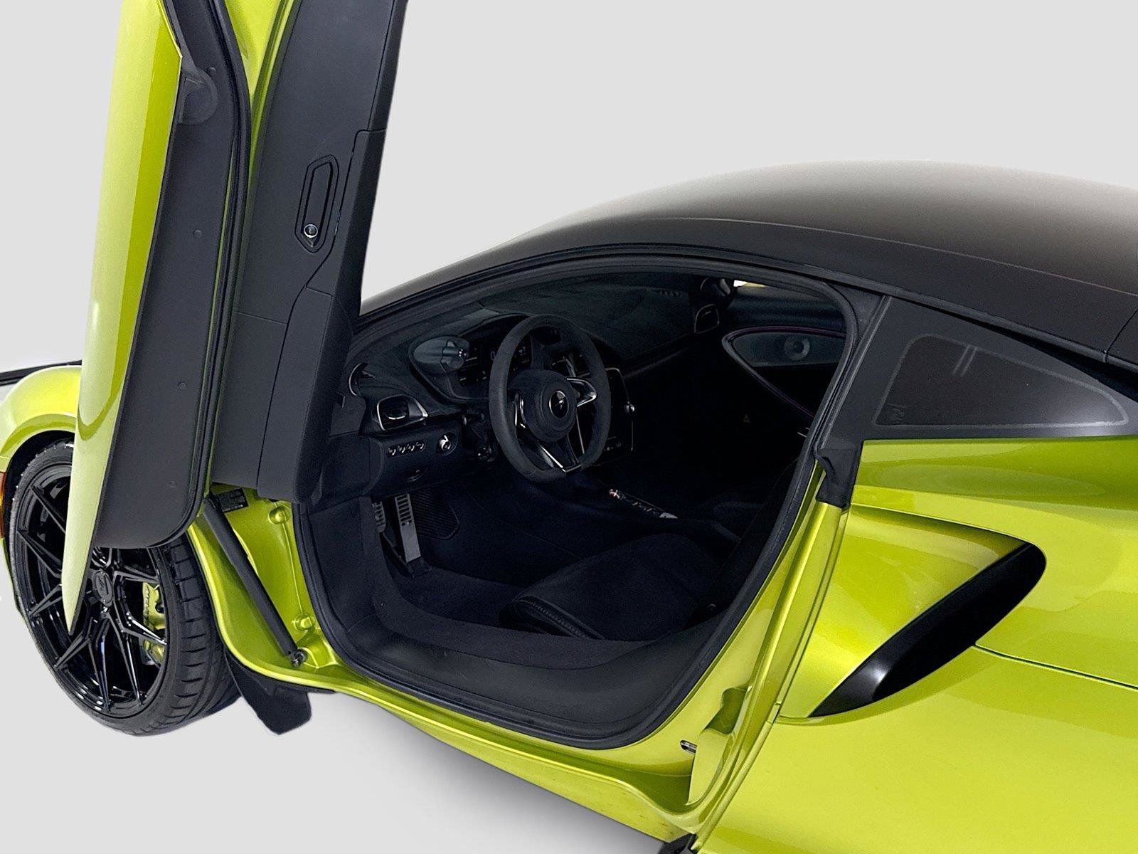 Used 2023 McLaren Artura RWD image 12