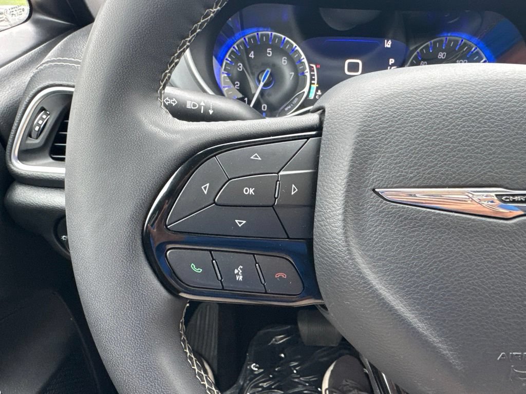 Used 2025 Chrysler Pacifica Limited FWD image 14