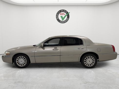 Used 2004 Lincoln Town Car Signature RWD image 2