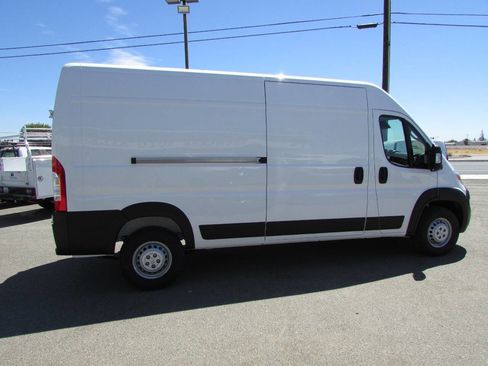 Used 2025 RAM ProMaster 2500 w/ Convenience Group image 6