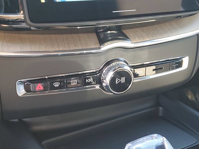 New 2026 Volvo XC60 B5 Plus w/ Protection Package Premier AWD/4WD image 18