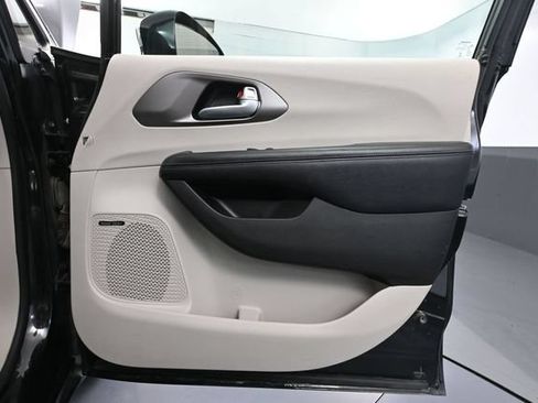 Used 2018 Chrysler Pacifica Limited FWD image 48