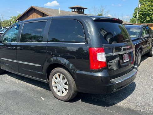 Used 2014 Chrysler Town & Country Touring image 2