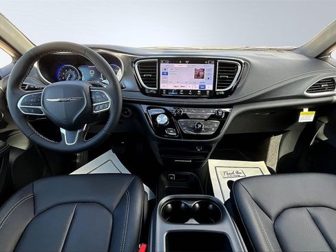 New 2026 Chrysler Pacifica Select image 5