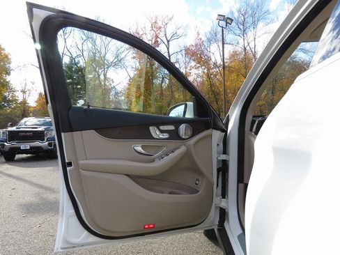 Used 2019 Mercedes-Benz GLC 300 4MATIC image 10