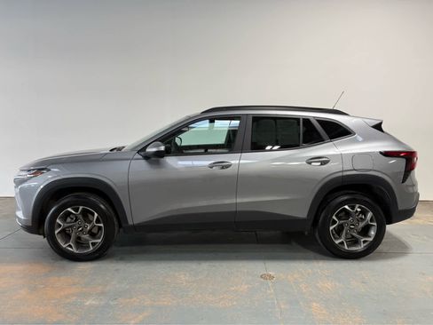 Certified 2025 Chevrolet Trax LT w/ LT Convenience Package image 2