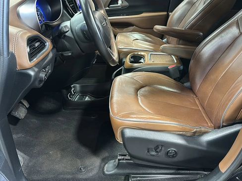 Used 2017 Chrysler Pacifica Limited w/ Tire & Wheel Group FWD image 8