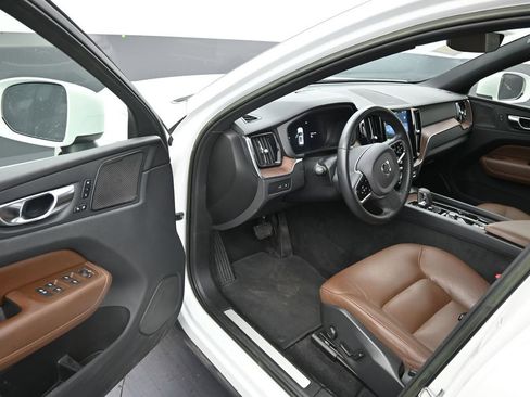 Used 2023 Volvo XC60 T8 Plus image 10