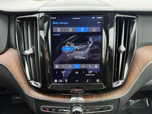 Used 2023 Volvo XC60 B5 Plus image 25