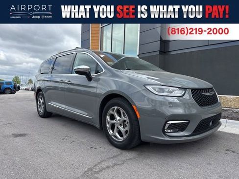 Used 2023 Chrysler Pacifica Limited FWD image 1