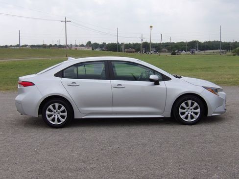 Used 2025 Toyota Corolla LE FWD image 5