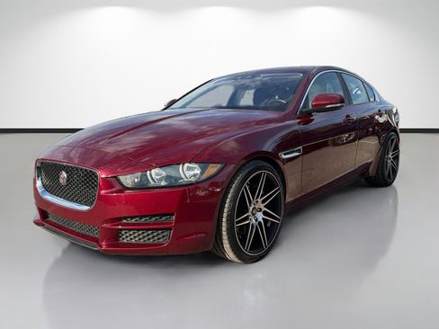 Used 2017 Jaguar XE image 7