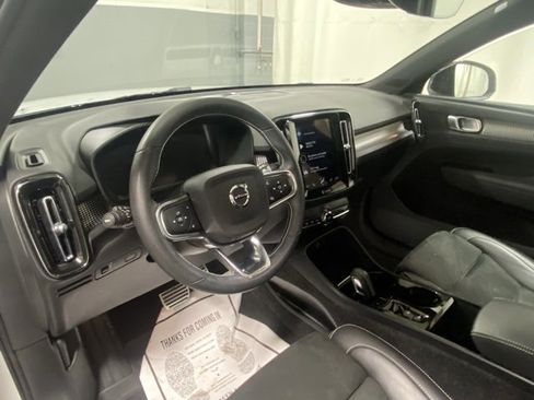 Used 2021 Volvo XC40 T5 R-Design w/ Climate Package image 10