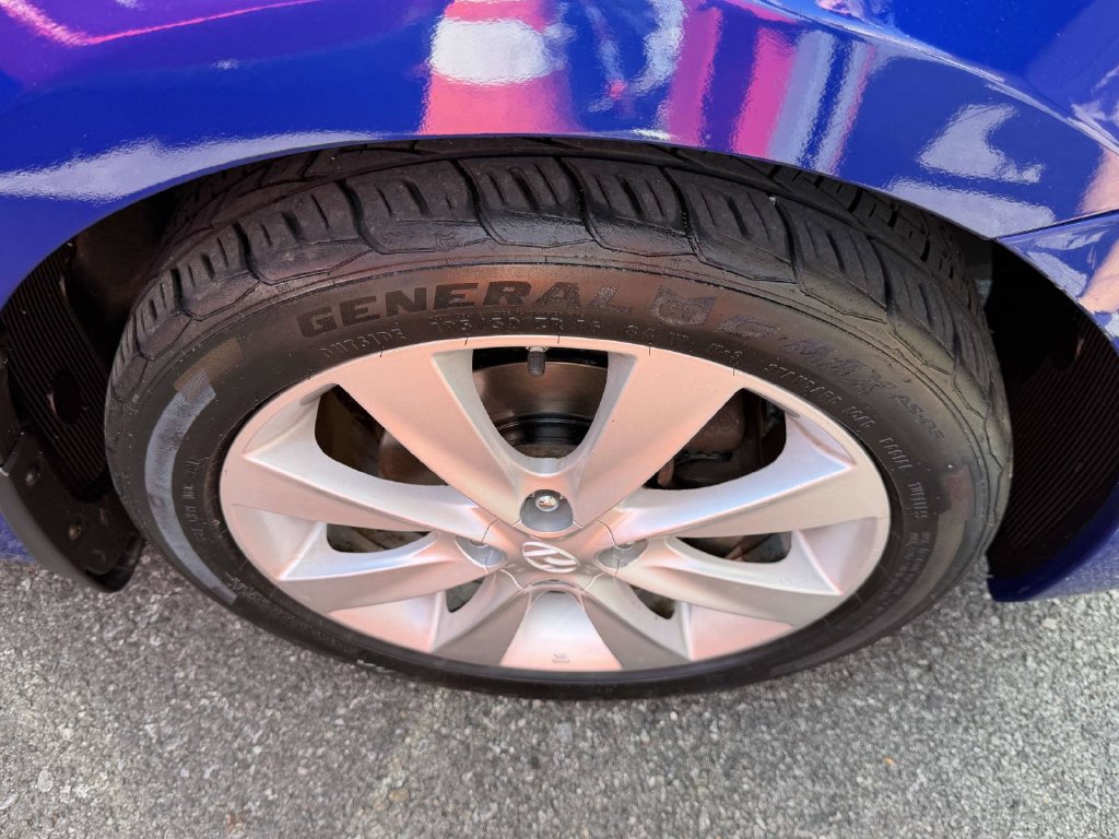 Used 2013 Hyundai Accent GLS w/ Premium Pkg FWD image 9