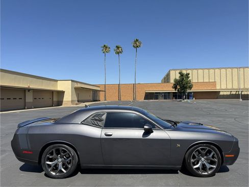 Used 2016 Dodge Challenger R/T Scat Pack RWD image 9