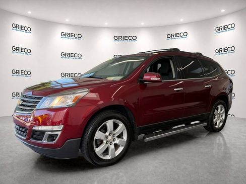 Used 2017 Chevrolet Traverse LT w/ Style and Technology Package FWD image 3