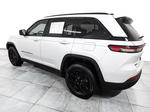 Used 2024 Jeep Grand Cherokee Altitude AWD/4WD image 5