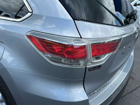 Used 2016 Toyota Highlander Limited w/ Driver Technology Package FWD image 13