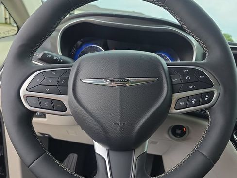 Used 2024 Chrysler Pacifica Touring-L AWD/4WD image 21