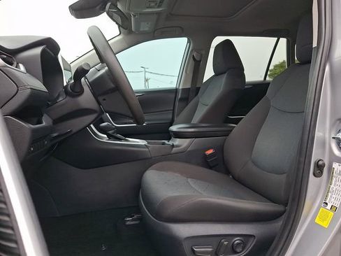 Used 2025 Toyota RAV4 XLE w/ Convenience Package FWD image 13