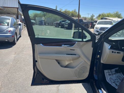 Used 2017 Cadillac XT5 Luxury w/ Driver Awareness Package FWD image 29
