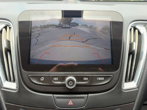 Used 2017 Chevrolet Malibu LT FWD image 13