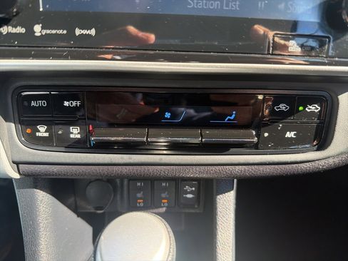 Used 2018 Toyota Corolla L image 35