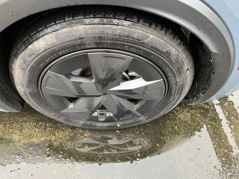 Used 2025 Toyota Prius LE image 30