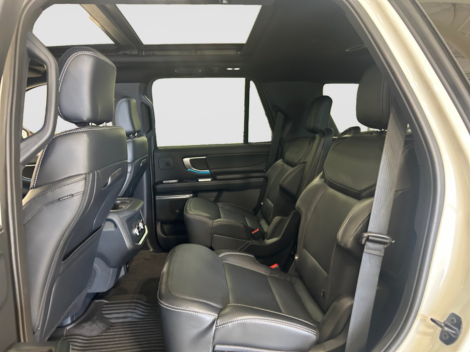Used 2025 Ford Expedition Platinum w/ Stealth Performance Package AWD/4WD image 21
