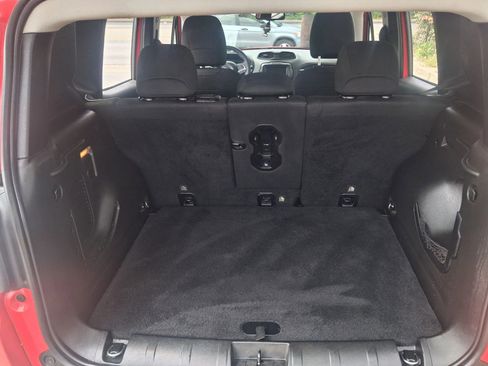 Used 2018 Jeep Renegade Latitude w/ Popular Equipment Group AWD/4WD image 7