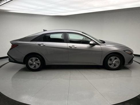 Used 2025 Hyundai Elantra SE image 6