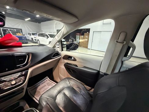 Used 2017 Chrysler Pacifica Touring-L Plus w/ Advanced Safetytec Group FWD image 24