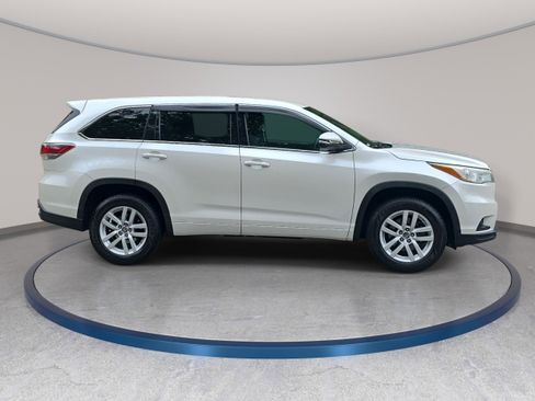 Used 2016 Toyota Highlander LE FWD image 4
