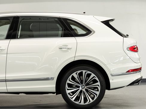 New 2026 Bentley Bentayga AWD/4WD image 15