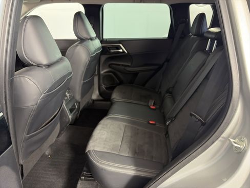 Used 2023 Mitsubishi Outlander SE image 7