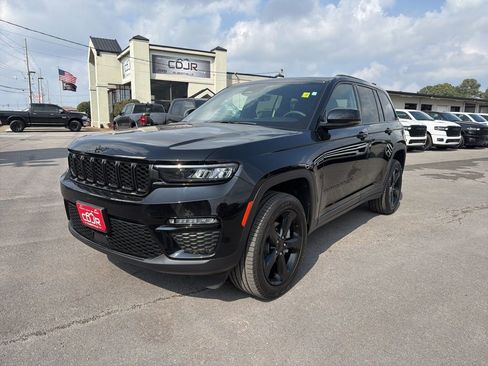 Used 2025 Jeep Grand Cherokee Limited w/ Black Appearance Package AWD/4WD image 2