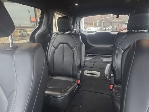 Used 2025 Chrysler Pacifica Select image 6