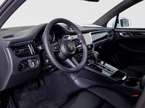 Certified 2025 Porsche Macan image 4