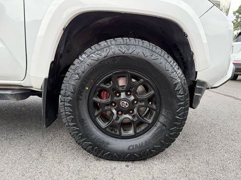 Used 2020 Toyota Tacoma SR5 RWD image 38