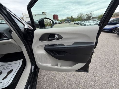 Used 2019 Chrysler Pacifica Limited FWD image 30