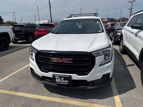 Used 2023 GMC Terrain SLT w/ Tech Package FWD image 2