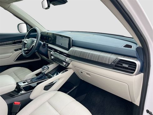 Used 2023 Kia Telluride EX w/ EX Captain's Chair Package image 32