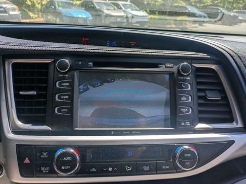 Used 2019 Toyota Highlander XLE AWD/4WD image 27