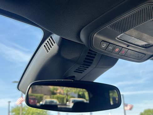 Used 2025 Chevrolet Traverse LT image 29