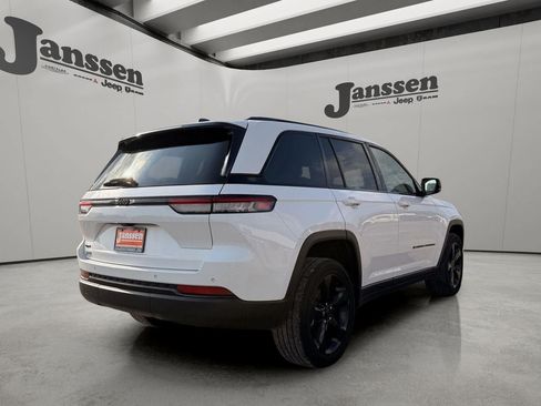 Used 2024 Jeep Grand Cherokee Altitude AWD/4WD image 4