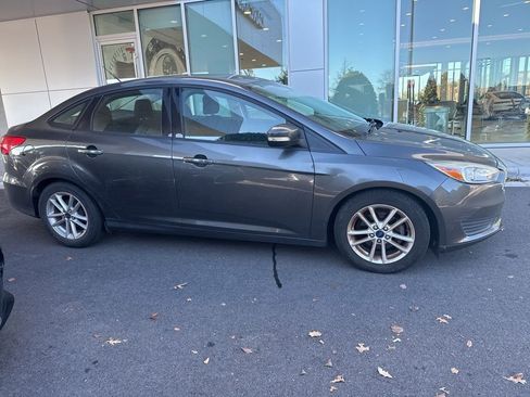 Used 2016 Ford Focus SE w/ SE Power Seat Package image 2