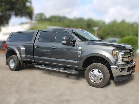 Used 2019 Ford F350 Lariat w/ Lariat Value Package AWD/4WD image 4
