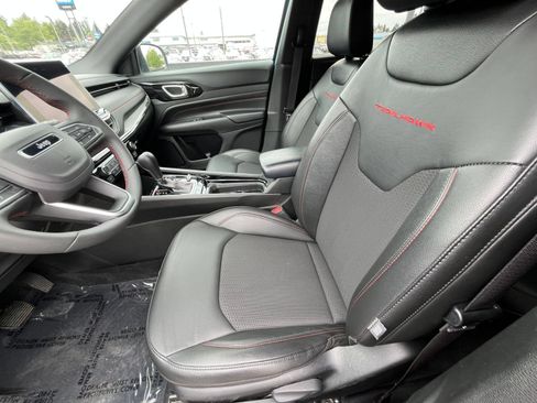 Used 2025 Jeep Compass Trailhawk AWD/4WD image 22