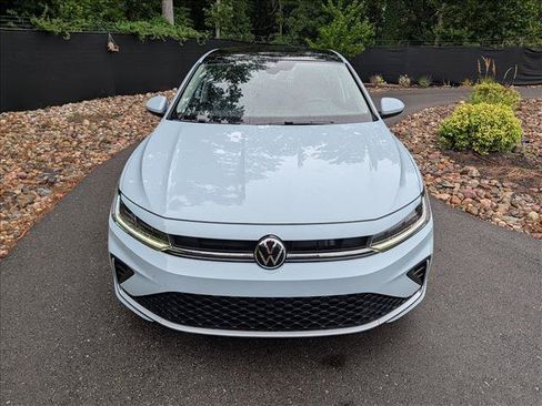 Certified 2025 Volkswagen Jetta SE w/ Sunroof Package FWD image 8