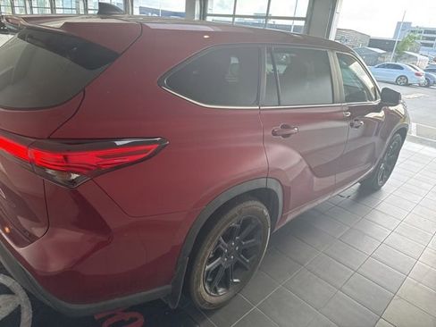 Used 2023 Toyota Highlander LE FWD image 5